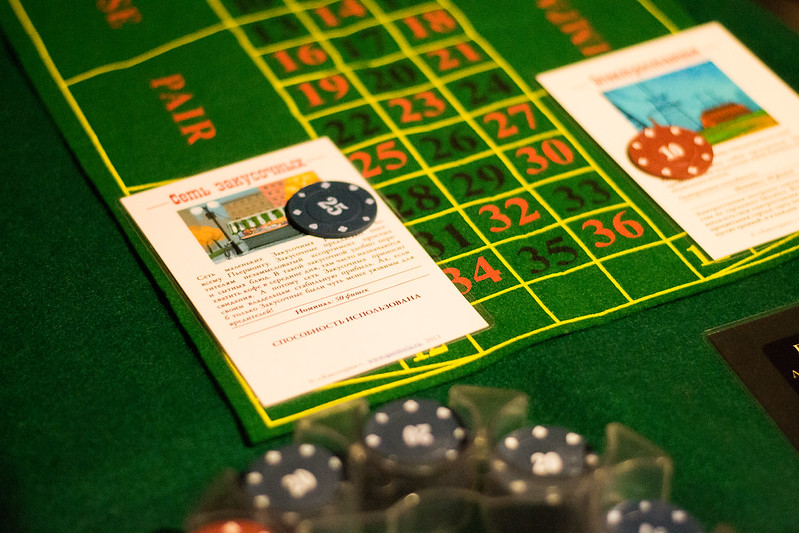 Ведущий развлекает гостей на корпоративе в Новокуйбышевске