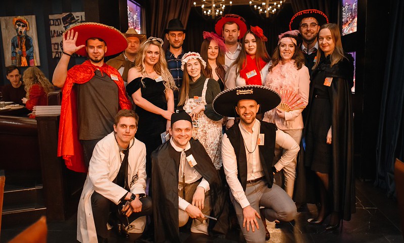 Корпоратив на Новый год в Новокуйбышевске — празднично украшенный банкетный зал