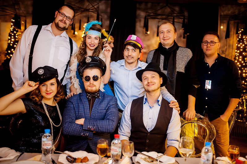 Команда компании празднует Новый год в ресторане Новокуйбышевске